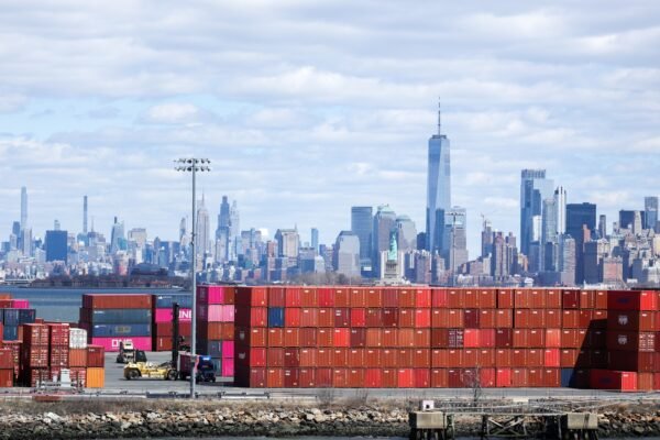 Securities markets slide as the new Trump tariffs in China enter into force Photo: Shipping containers are seen in the Port Jersey container terminal, with the Manhattan horizon in the distance, in Jersey City, New Jersey, April 8, 2025.